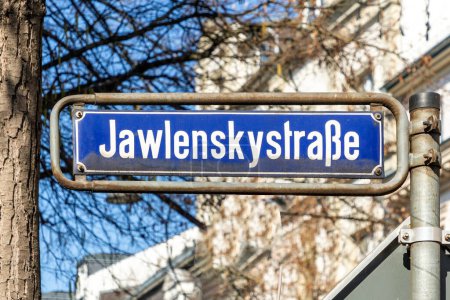 Téléchargez les photos : Ancien panneau de nom de rue en émail Jawlenskistrasse - engl : street of Jawlwnski - à Wiesbaden, Allemagne. - en image libre de droit