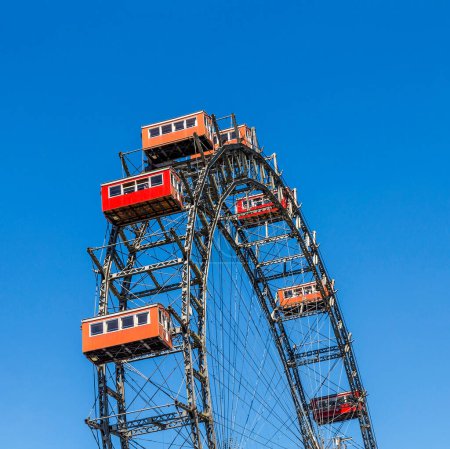 Téléchargez les photos : Vue sur le Wiener Riesenrad à Prater depuis l'extérieur du parc. La grande roue a été construite en 1897 par l'ingénieur anglais Walter Bassett - en image libre de droit