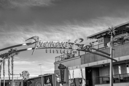 Foto de Las Vegas, Estados Unidos - 9 de marzo de 2019: histórico cartel de neón de Las Vegas en el casco antiguo de Las Vegas, la zona clásica de Fremont Street. Atrae a turistas de todo el mundo. - Imagen libre de derechos