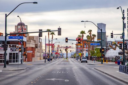 Téléchargez les photos : Las Vegas, États-Unis - 10 mars 2019 : vue du matin sur le croisement de la 7e rue avec la rue Fremont à Las Vegas sans personne. - en image libre de droit