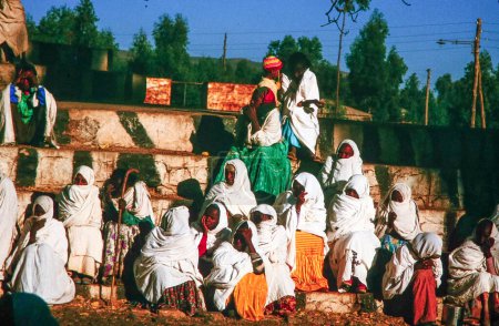 Téléchargez les photos : Lalibela, Ethiopie - 24 juin 1998 : les gens assistent à la cérémonie du matin à Lalibela où le prêtre présente la sainte Arche de l'Alliance lors d'une célébration orhodox annuelle. - en image libre de droit