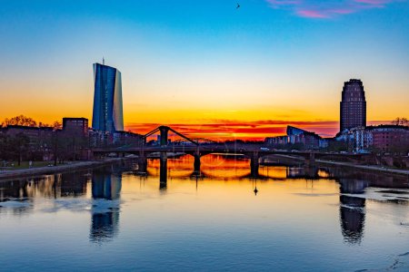 Foto de Frankfurt, Germany - February 28, 2023: scenic view to skyline of Frankfurt am Main with reflection of the european central bank in river Main. - Imagen libre de derechos