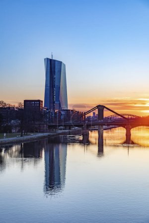 Foto de Frankfurt, Alemania - 28 de febrero de 2023: vista panorámica al horizonte de Fráncfort del Meno con reflejo de la orilla central europea en el río Main. - Imagen libre de derechos