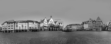 Foto de Frankfurt, Alemania - 28 de febrero de 2023: vista panorámica a la plaza Roemer en Frankfurt con ayuntamiento histórico y casas históricas de entramado de madera. - Imagen libre de derechos