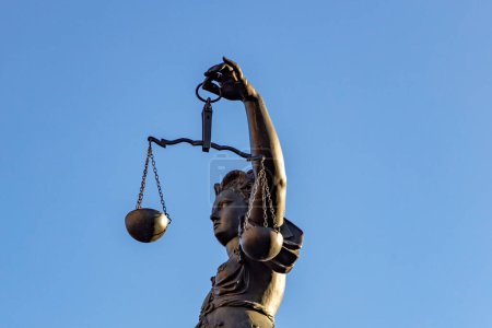 Foto de Frankfurt, Alemania - 28 de febrero de 2023: Estatua de Lady Justice (Justificación) en Frankfurt, Alemania. - Imagen libre de derechos