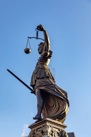 Foto de Frankfurt, Germany - February 28, 2023: Statue of Lady Justice (Justitia) in Frankfurt, Germany. - Imagen libre de derechos