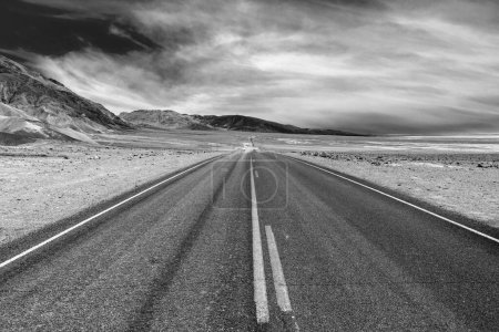 Téléchargez les photos : Route panoramique dans le désert de la vallée de la déat dans le parc national - en image libre de droit