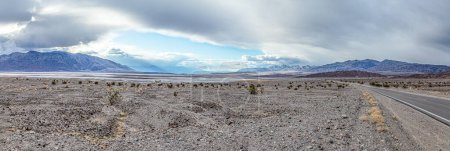 Téléchargez les photos : Panorama du désert de la vallée de la mort avec ciel spectaculaire - en image libre de droit
