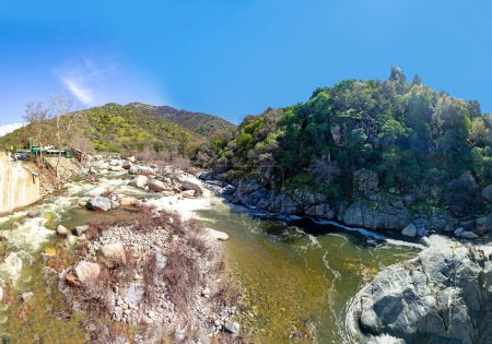 Téléchargez les photos : Paysage pittoresque à proximité de trois rivières, .entrée du parc national Sequoia - en image libre de droit