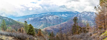 Foto de Hermosa vista en el valle de Yosemite con media cúpula y el capitán en invierno - Imagen libre de derechos