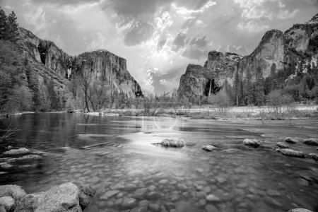 Téléchargez les photos : Belle vue dans la vallée de Yosemite avec demi dôme et el capitan en hiver de la rivière merced - en image libre de droit