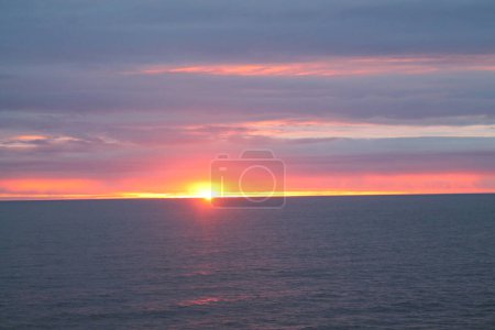 Téléchargez les photos : Coucher de soleil pittoresque à l'océan en Norvège vu du bateau de croisière - en image libre de droit