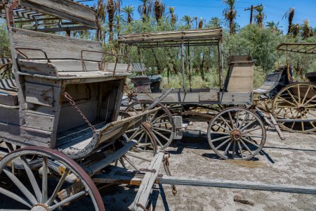 Téléchargez les photos : Death Valley, États-Unis - 19 juillet 2008 : vieilles voitures historiques au ranch dans la vallée de la mort - en image libre de droit