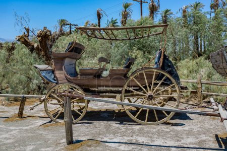 Foto de Death Valley, Estados Unidos - 19 de julio de 2008: viejos vagones históricos en el rancho del Valle de la Muerte - Imagen libre de derechos