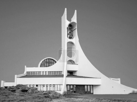 Téléchargez les photos : Islande, Stykkisholmur - 16 mai 2015 : Architecture conçue église blanche moderne au sommet d'une colline à Stykkisholmur dans l'ouest de l'Islande - en image libre de droit