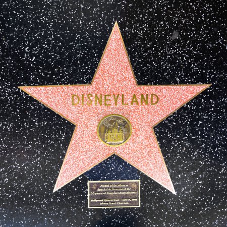 Téléchargez les photos : Los Angeles, États-Unis - 5 mars 2019 : gros plan de Star sur le Hollywood Walk of Fame pour Disneyland. - en image libre de droit