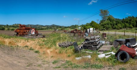 Téléchargez les photos : Solvang, États-Unis - 21 avril 2019 : vieille machine de récolte dans un champ hors service. - en image libre de droit