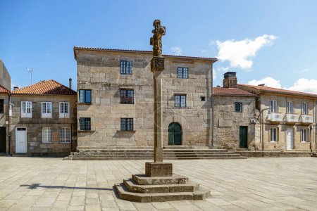 Foto de Pontevedra, Spain - September 3, 2021: La Plaza de la Lena in Pontevedra, Galicia, Spain with statue. - Imagen libre de derechos