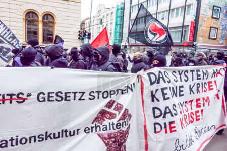 Téléchargez les photos : Wiesbaden, Allemagne - 11 mars 2023 : les gens manifestent pour le changement du Versammlungsgesetz - eng. droit des assemblées - à Wiesbaden, en Allemagne. La politique va affûter la loi et les protestants sont contre l'affûtage. - en image libre de droit