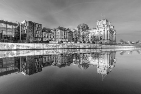 Téléchargez les photos : Reichstag avec réflexion dans la rivière Spree tôt le matin
. - en image libre de droit
