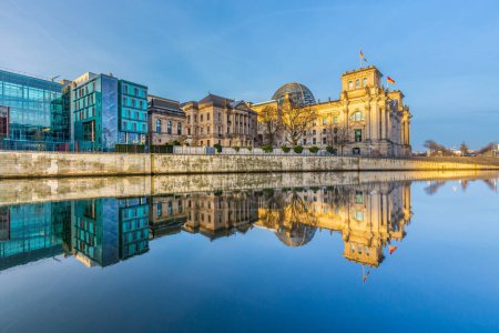 Foto de Reichstag con reflejo en el río Spree en la madrugada
. - Imagen libre de derechos