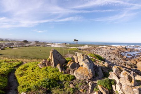 Foto de Campo de golf panorámico en la costa pacífica en Pebble Beach, Estados Unidos - Imagen libre de derechos