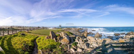 Téléchargez les photos : Parcours de golf pittoresque sur la côte pacifique à Pebble Beach, États-Unis - en image libre de droit