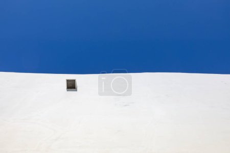 Foto de Fondo de pared blanca con cielo azul y ventilación como composición armónica - Imagen libre de derechos