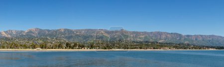 Téléchargez les photos : Vue sur la plage pittoresque avec des palmiers à Santa Barbara avec des maisons sur les collines, Californie, États-Unis - en image libre de droit