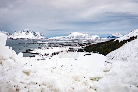 Téléchargez les photos : Vue panoramique sur l'océan glacé aux îles Lofoten en Norvège - en image libre de droit