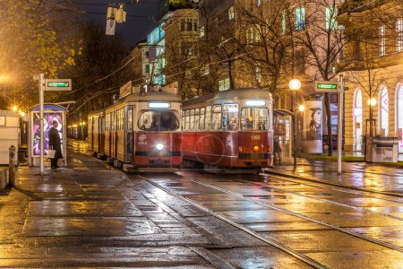 Foto de Viena, Austria - 9 de diciembre de 2009: Viena - famoso tranvía de noche con reflexión en la calle de Viena, Austria
. - Imagen libre de derechos