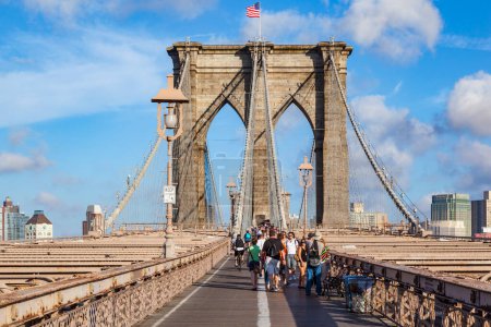 Téléchargez les photos : New York, États-Unis - 9 juillet 2010 : Des touristes et des résidents traversent Brooklyn Bridge à New York, New York. Brooklyn Bridge est l'un des plus anciens ponts suspendus et a été achevé en 1883. - en image libre de droit