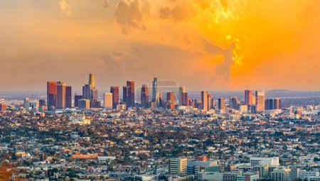 Foto de San Francisco, Estados Unidos - 18 de marzo de 2019: skyline de Los Ángeles en smog en un día de verano, Estados Unidos - Imagen libre de derechos