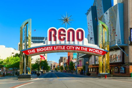 Foto de RENO, Estados Unidos - 17 de junio de 2012:: El Arco de Reno en Reno, Nevada. El arco original fue construido en 1926 para conmemorar la finalización de las autopistas Lincoln y Victory.. - Imagen libre de derechos