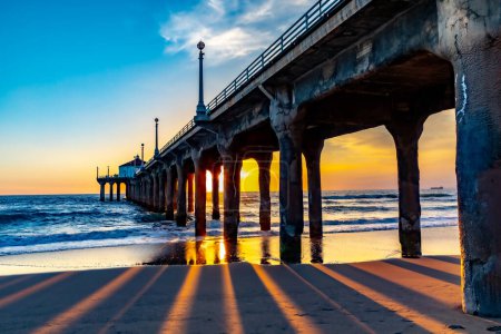 Téléchargez les photos : Jetée pittoresque à Manhattan Beach près de Los Angeles dans l'ambiance du coucher du soleil - en image libre de droit