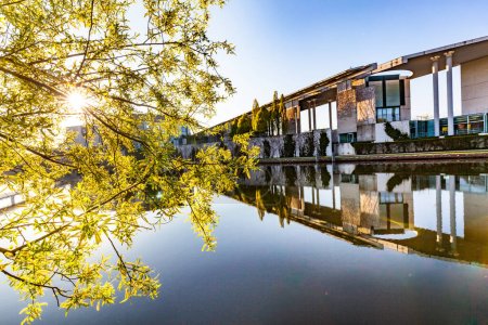 Foto de El edificio de la cancillería alemana en el río Spree con reflexión en la madrugada. - Imagen libre de derechos