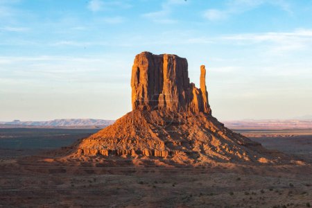 Téléchargez les photos : Vue panoramique sur la vallée du monument avec butte de chameau et ciel bleu, États-Unis - en image libre de droit