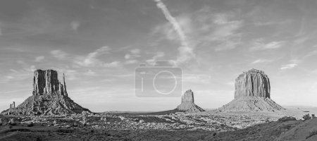 Foto de Vista panorámica al butte en el valle del monumento visto desde el centro de visitantes, EE.UU. - Imagen libre de derechos