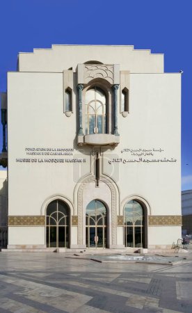 Téléchargez les photos : Rabat, Maroc - 7 novembre 2016 : entrée de la mosquée Hassan à Rabat. - en image libre de droit