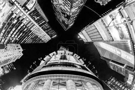 Téléchargez les photos : New York, États-Unis - 22 octobre 2015 : vue de nuit sur Times Square, avec des théâtres de Broadway et un grand nombre d'enseignes LED. - en image libre de droit