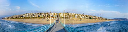Foto de Manhattan Beach, Estados Unidos - 4 de marzo de 2019: pintoresco muelle de Manhattan Beach, Estados Unidos cerca de Los Ángeles. - Imagen libre de derechos