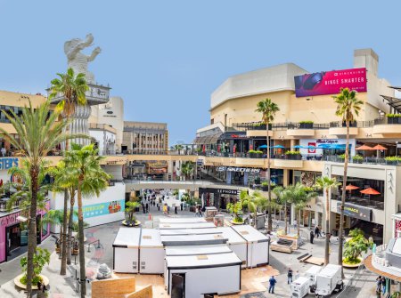 Foto de Los Angeles, USA - March 5, 2019: : Hollywood and Highland Complex with shops and restaurants and famous elephants. - Imagen libre de derechos