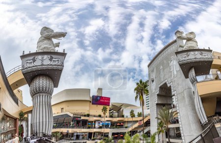 Foto de Los Ángeles, Estados Unidos - 5 de marzo de 2019: Complejo de Hollywood y Highland con tiendas y restaurantes y elefantes famosos
. - Imagen libre de derechos