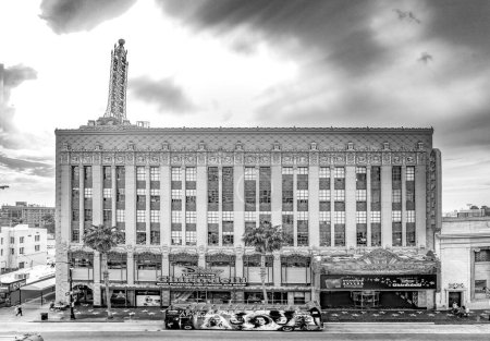 Foto de Los Ángeles, EE.UU. - 5 de marzo de 2019: Hollywood y la fachada del famoso cine El Capitán y Chirardelli disney lugar por día
. - Imagen libre de derechos