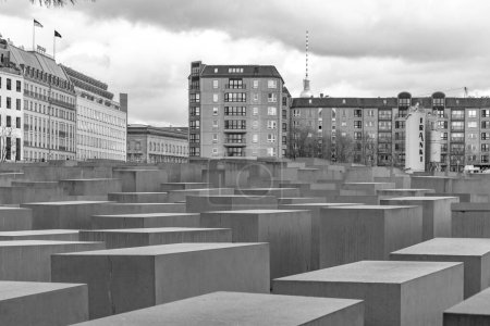Foto de BERLÍN, ALEMANIA - 25 DE MARZO DE 2019: Vista del Monumento al Holocausto Judío, en Berlín Mitte, Alemania
. - Imagen libre de derechos
