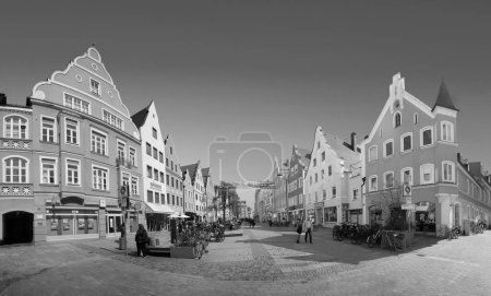 Foto de Ingolstadt, Alemania - 6 de abril de 2019: vista al casco antiguo de Ingolstadt con casas históricas con entramado de madera y hermosas fachadas renovadas. - Imagen libre de derechos