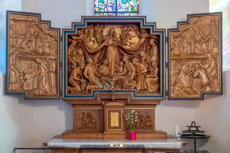Foto de Pfaffenheim, Francia - 5 de octubre de 2021: altar del artista Riemenschneider in Chapel notre dame du Schauenberg in France. - Imagen libre de derechos