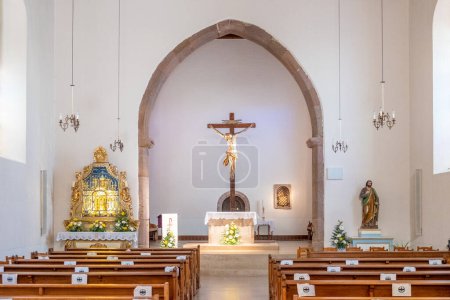 Téléchargez les photos : Pfaffenheim, France - 5 octobre 2021 : vue de l'intérieur de la chapelle Notre Dame du Schauenberg en France. - en image libre de droit