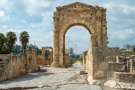Foto de Arco histórico de Adriano en la necrópolis de Al-Bass Tyre en Líbano - Imagen libre de derechos