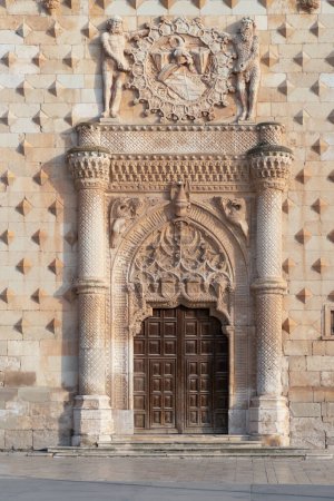 Téléchargez les photos : Façade et porte de l'ancien Palais d'El Infantado à Guadalajara, Espagne - en image libre de droit